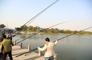钓鱼竿为何会越用越长？原因并非短竿无法钓到鱼，而是钓鱼者将鱼钓得更远了。