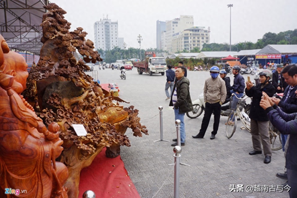 越南农民集市出售珍稀百年沉香木木雕，出价高达12亿元越南盾